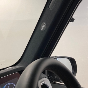 右Aピラー（ロゴシールは撮影用マーカー）