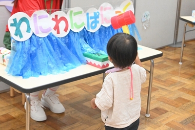 園の手作りゲームで遊ぶお子さん （令和7年度の様子）