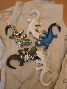 バリ島ウブドの木工職人手彫りのマグネット付き木製ヤモリの絵付け体験