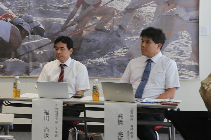 福田・生物地球学部長(左)と高橋教授