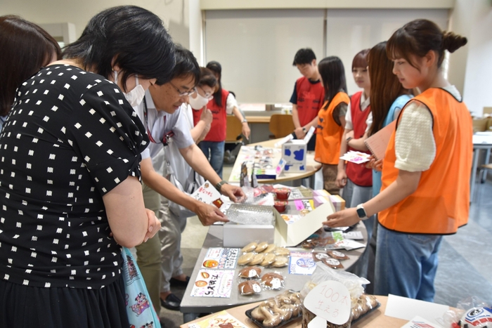 朝に届いたスイーツも並ぶ