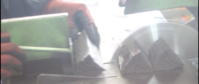 炭切りの様子:職人技