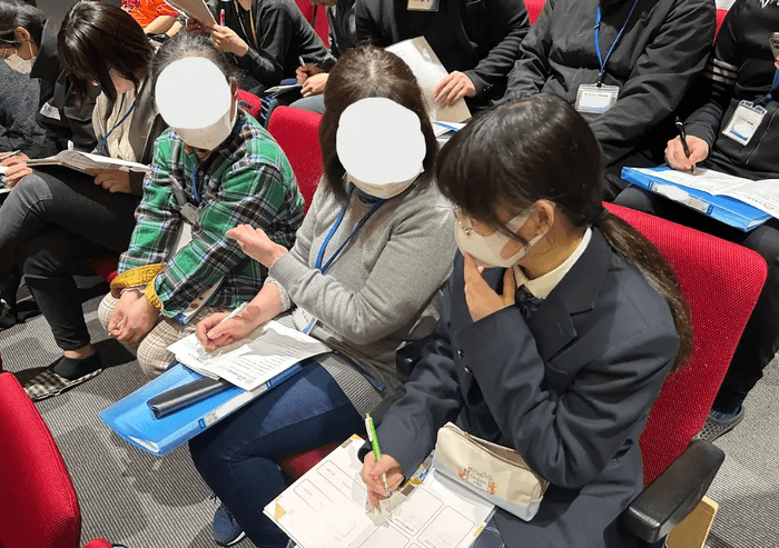 生徒様と利用者様の交流の様子