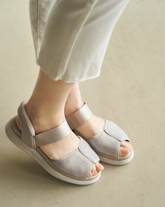 足にやさしい靴「fitfit(フィットフィット)」から 手を使わずに立ったまま1秒で履ける 「ハンズフリーサンダル」新発売