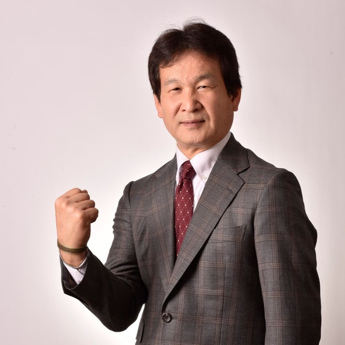 (著者近影 撮影/稲治毅)