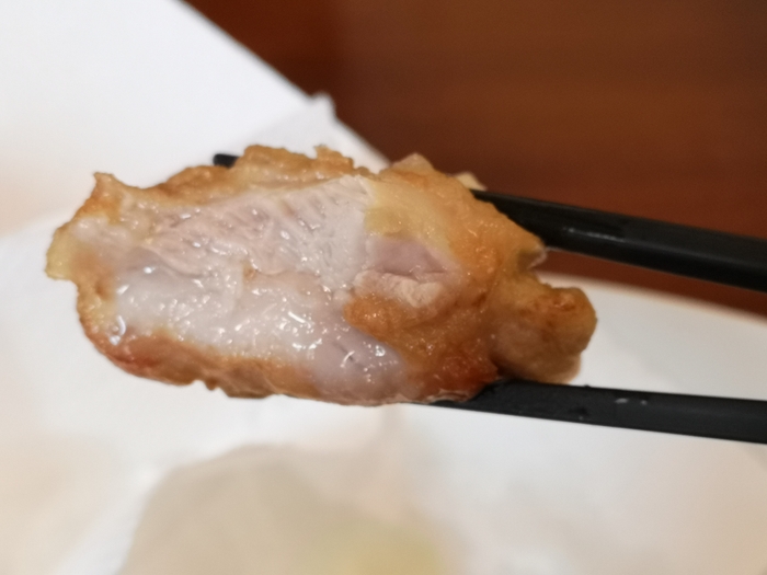 秘伝製法で作られる唐揚げは知らずに食べるとジューシーさと旨味の濃さに驚かされる