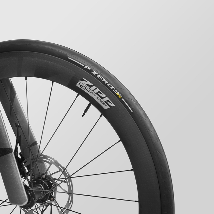 最上級の空力性能、自由自在のハンドリング、トップクラスの剛性、絶対的な信頼感が得られる安定性 - リムハイト58mm、前後セット1,450gのZipp 404 Firecrestホイールセットは、完全に他とは一線を画す存在です。1ランク上の空力性能と横風安定性を実現するため、リム側面全体にZipp独自のABLCディンプルパターンを採用。フックレスリムの内幅は23mm、タイヤは前後:Pirelli P Zero Race RS, 28mm。