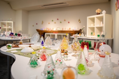 クリスマスツリーやテーブルウェアがクリスマスの雰囲気を盛り上げます（会場風景）