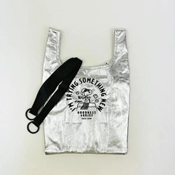 ROOTOTEコラボでおしゃれさん確定！スヌーピーのシルバーバッグ。