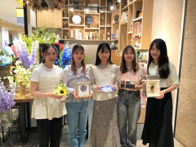 店頭で新アイテムを手に並ぶ各チーム代表