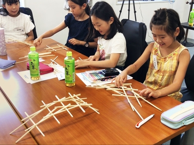 割り箸で「ダヴィンチの橋」づくりを体験