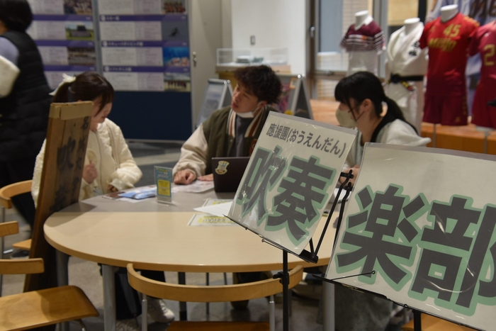 看板でクラブ名をアピール