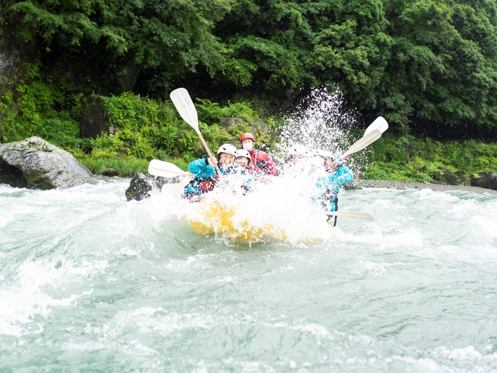 頭上高く飛び上がる水しぶき!