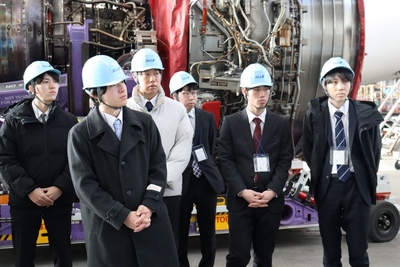 学生たちの真剣な表情が印象的です