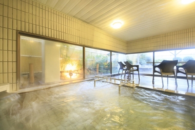 陽光たっぷりの開放的な＜大浴場＞