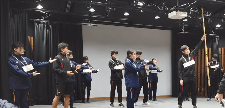 麗澤大学×麗澤中学「英語劇を通じて学ぶ」 ~変化しつづけるグローバル社会に必要な「つなぐ学び」~