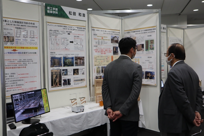 木造建物の耐震技術に関心を示す立花理事長(右)