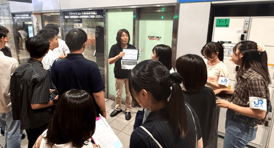 経済学部准教授　新井圭太が調査の概要をゼミ生に説明する様子