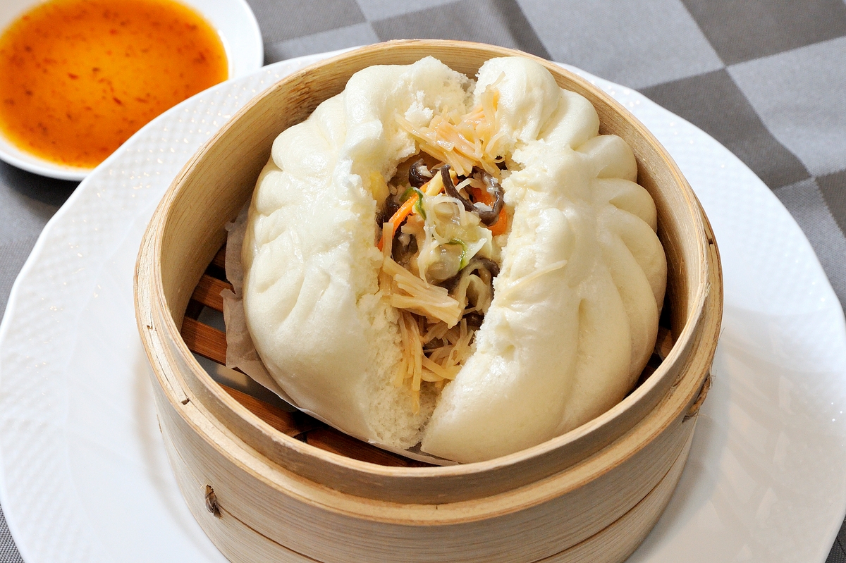 【神戸ポートピアホテル】11月11日は豚饅の日 「KOBE豚饅サミット®2021」で聚景園オリジナル豚饅を限定販売 シビ辛ソースで2度美味しい!干し貝柱と七種野菜の豚まん