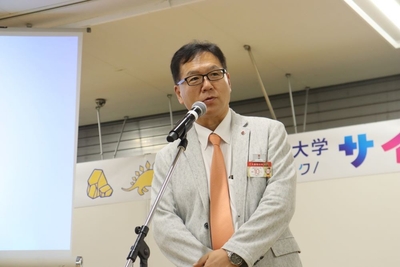 挨拶する岡山高島屋の岡社長兼店長