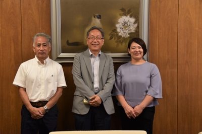 野口学長、梅田教授と記念撮影