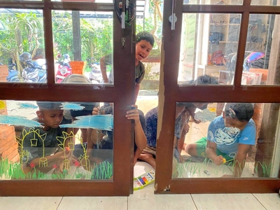 大きな窓にガラスにかけるクレヨンでお絵かき