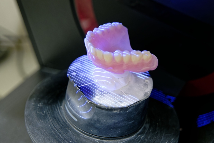 入れ歯の形状データ読み込み中