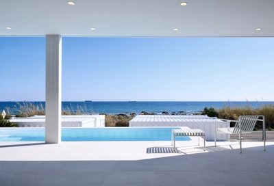 全天候型テラスには北欧家具ブランドの"HAY"を採用