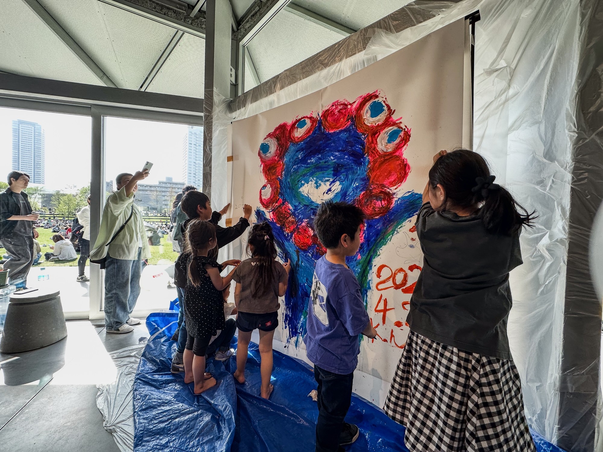 大阪うめきた公園PLAT UMEKITAで描かれた笑顔のキャンバス！ユニバーサル アートフェスタが大盛況！