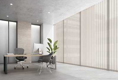 バーチカルブラインド：スラットが縦に並ぶ構造で、広い窓面やガラスパーテーションとの相性が抜群。遮音性が高く、空間をすっきり見せるモダンなスタイルが魅力です。