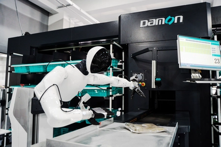 “AIヒューマノイド”が走る、選ぶ、包む――Damonが“経験を積む”未来物流を東京で初公開