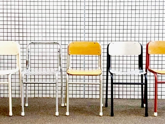 廃棄家具からデザインを学ぶ　展示会「学校椅子解体考」開催