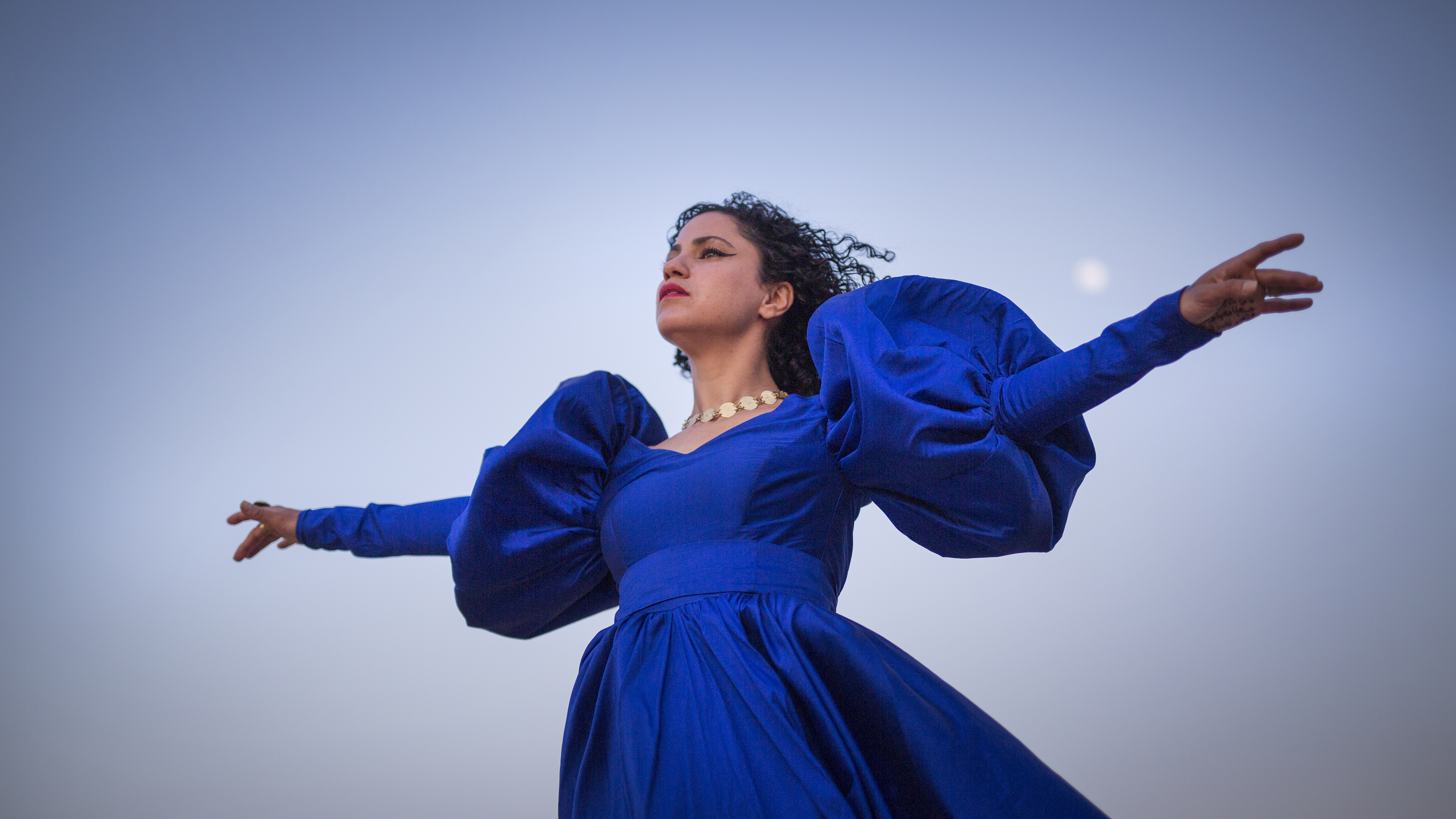 チュニジアが生んだ奇跡の歌姫エメル・マトルティ 初来日ツアー開催