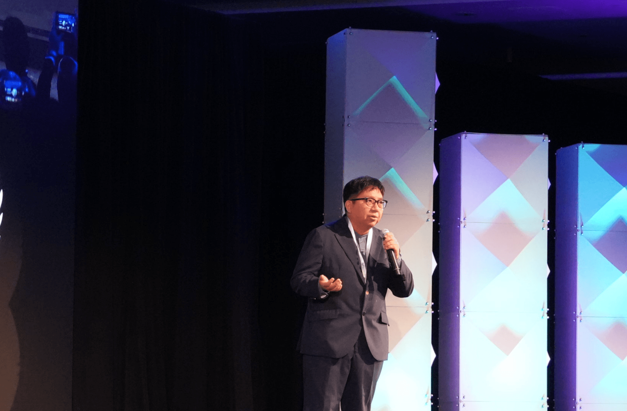 1分間のピッチでマイクを持つ竹下代表