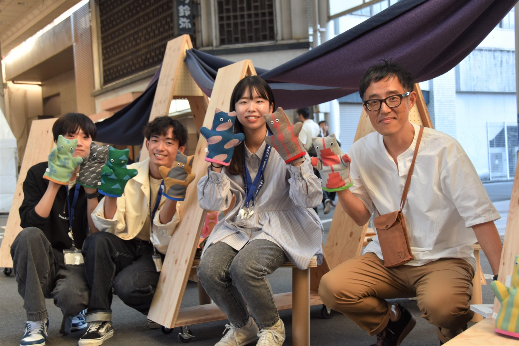 谷田准教授(右)と研究室の学生たち