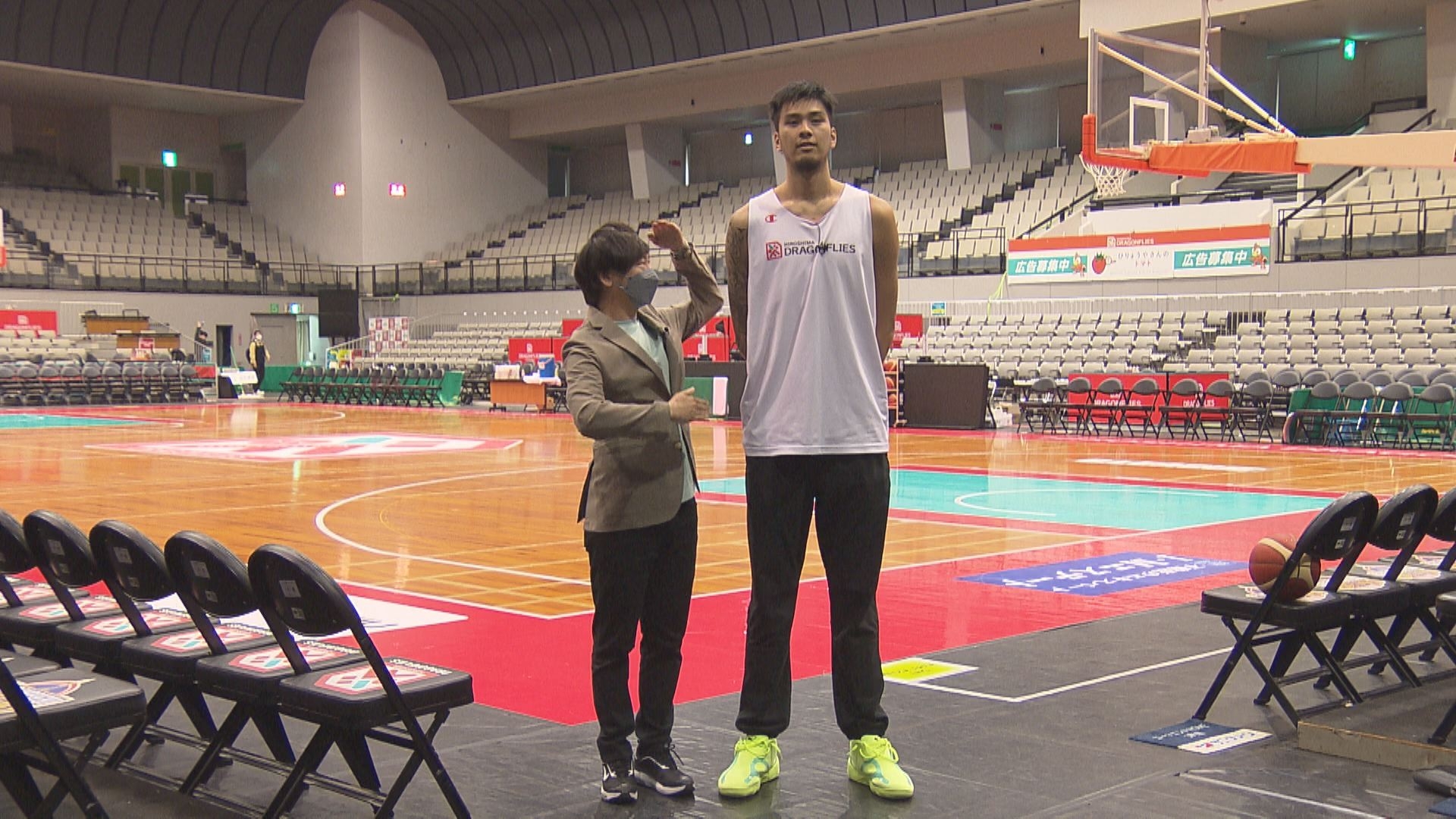 左から:廣瀬隼也(HOMEアナウンサー)、2m20㎝!カイ・ソット(広島ドラゴンフライズ)