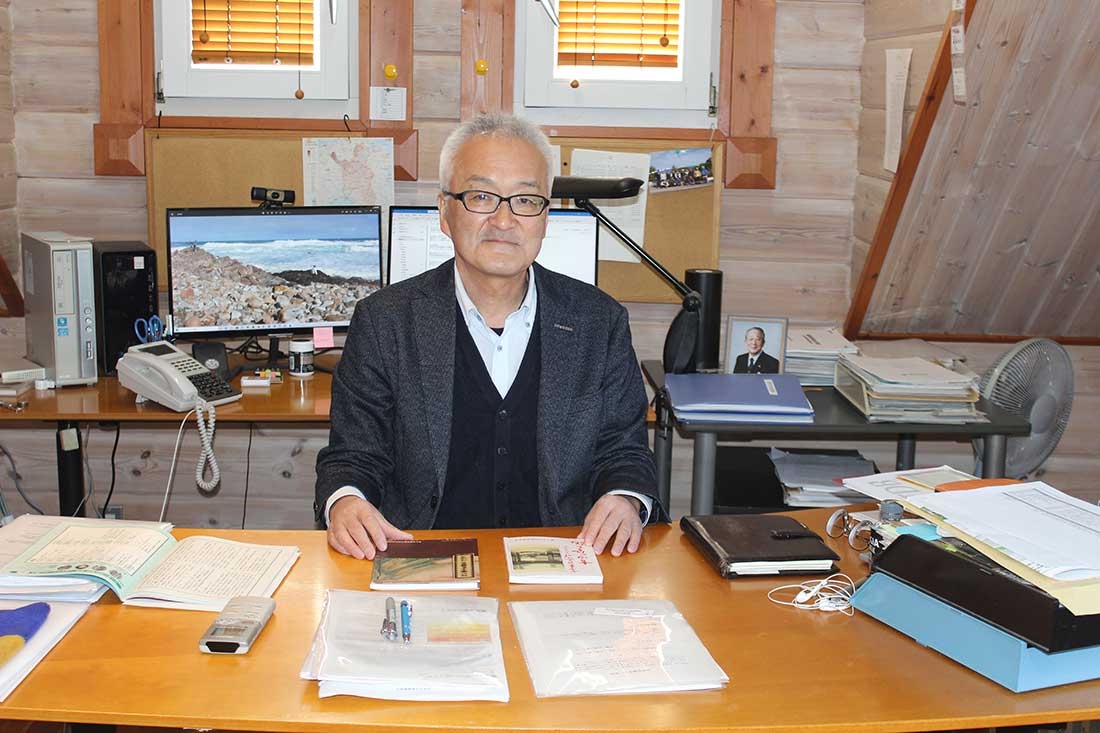 富士山の自然と歴史について話す宮下さん=会社事務所で