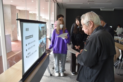 ガイドボランティアらに成果を披露するFチーム