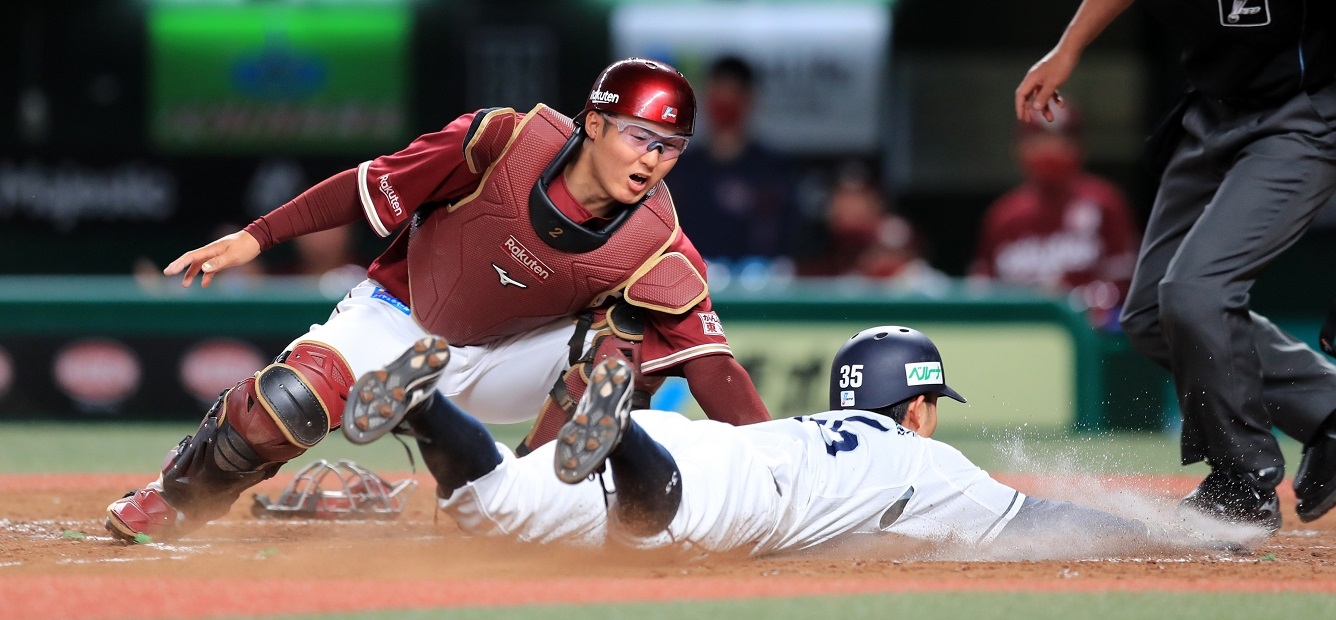 楽天・太田光捕手(写真左)