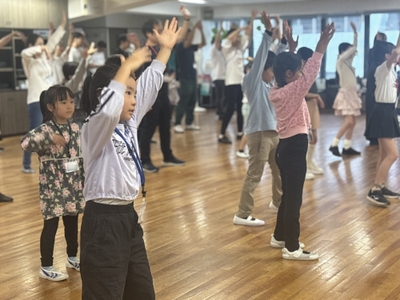 ZUMBAを踊る参加者の皆さんの様子