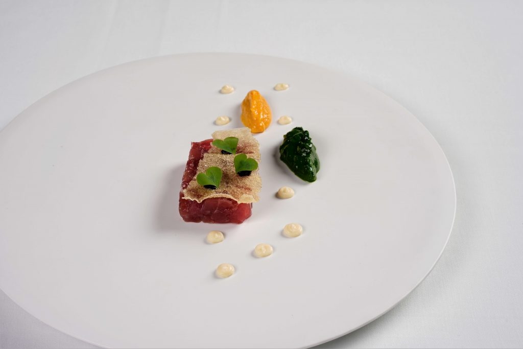 奥入瀬渓流ホテル ~雪化粧した渓流沿いで味わう全9皿。スペシャリテは「鮪」~冬の味覚を堪能 フレンチレストラン「Sonore(ソノール)」に期間限定ディナーコース登場 提供期間:2020年12月18日〜2021年3月21日