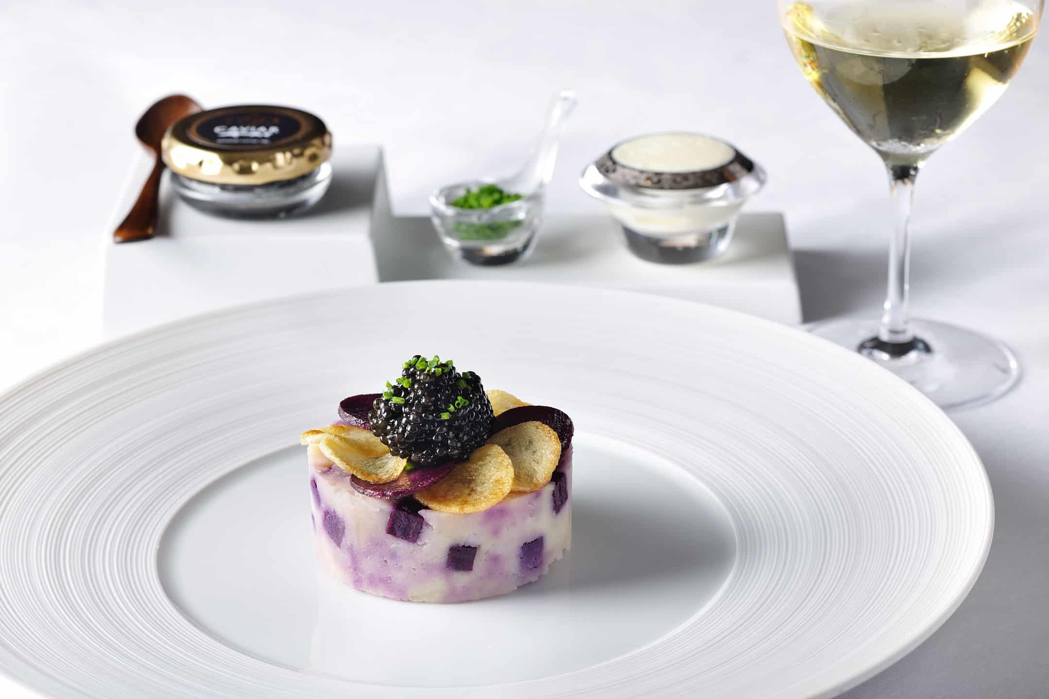 【星のや沖縄】沖縄特産の紅芋にキャビアをあわせた、 沖縄だけのちょっとした贅沢 「明けの贅沢 ~贅沢な一皿~」 「キャビア じゃがいもと紅芋のグラティナート」提供開始|提供開始:2022年7月1日