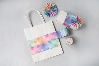 「rainbow flower」で、シンプルな紙袋も、こんなに可愛くなります。