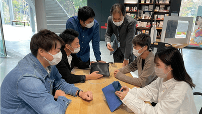 完成品を確認する学生