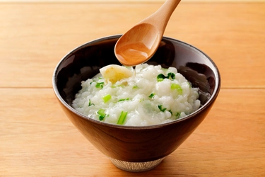 ＜年末年始、食べすぎ・飲みすぎ、ぽっこりお腹のあなたに＞　 胃腸をケアする「MCTオイル×七草がゆ」レシピをサイトで公開