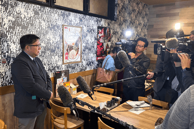 記者のインタビューに答えるトイメディカル代表竹下英徳