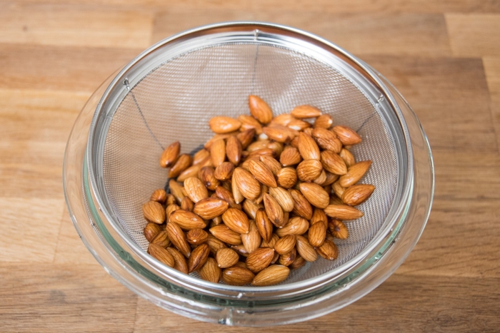 (1)水を切り、アーモンドを軽く洗う