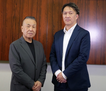 （写真左）株式会社シーガル・リゾートイノベーション 代表取締役 戸澤 千秋 ／ 2007年から約19年かけて「水上温泉 源泉湯の宿 松乃井」の再建に尽力　（写真右）GENSEN HOLDINGS株式会社 代表取締役 川﨑 俊介 ／ 戸澤氏から物件運営のバトンを受け「大江戸温泉物語Premium 松乃井」をグランドオープン
