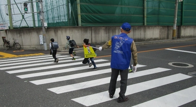 近大の体育会学生が子どもの見守り活動「愛ガード運動」に参加　地域住民とともに子どもの安全を守る