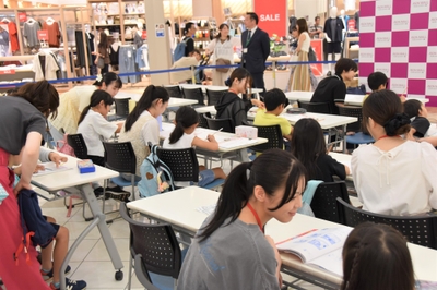 午前の「宿題サポート」の様子